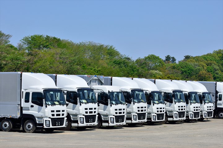 《川崎市川崎区》週払いOK・大型車でのセンターや店舗への飲料などの配送ドライバー！（Web面接OK・土日祝休み）
