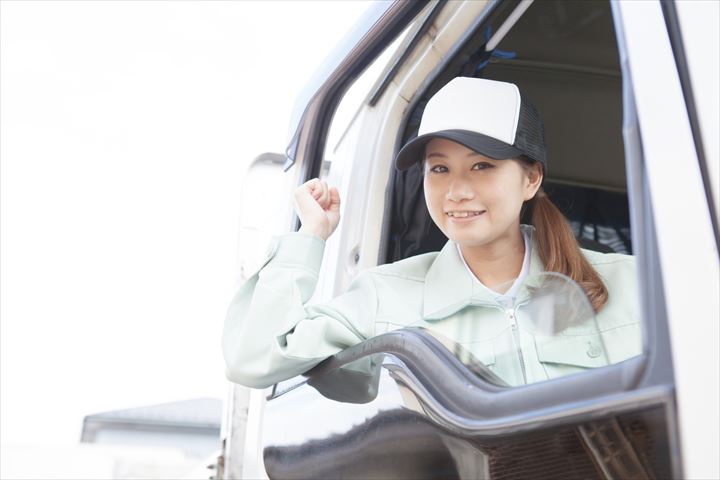 《太田市》週払いOK・大型車でのお菓子のセンター間配送ドライバー！（Web面接OK・負担少なめ）