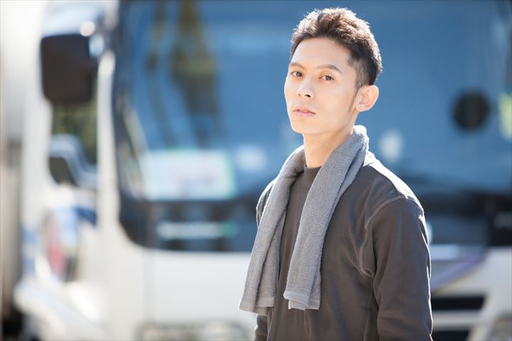 《荒川区》週払いOK・4ｔ車での印刷会社などから古紙の回収ドライバー！（高時給・週休2日）