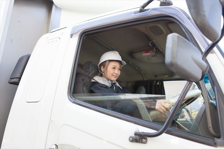《神戸市東灘区》週払いOK・大型トレーラーでの冷蔵食品のセンター間配送ドライバー！（高時給・負担少なめ）