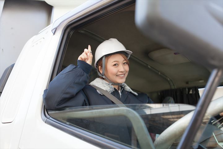 《神戸市東灘区》週払いOK・大型ウイング車での薬品のセンター間配送ドライバー！（固定ルート・週休2日）