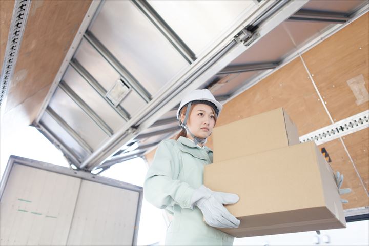 《川崎市川崎区》週払いOK・大型ウイング車での雑貨類の店舗またはセンターへの配送ドライバー！（Web面接OK・土日祝休み）