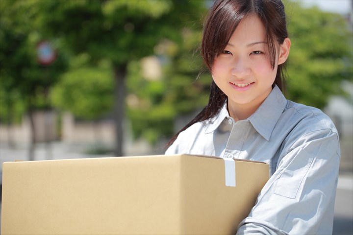 《久喜市》週払いOK・2ｔ車でのコンビニへの食品配送ドライバー！（Wワーク・短時間22:00～4:00）