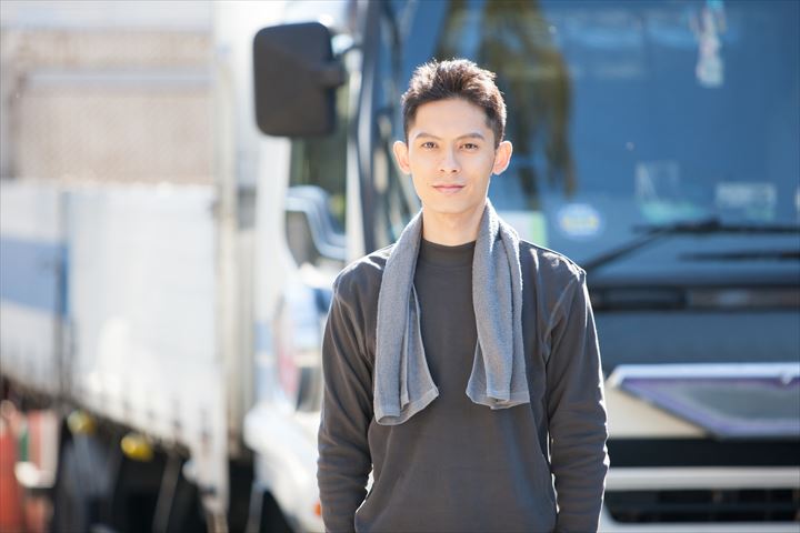 《桑名市》週払いOK・1.5ｔ～2ｔ車でのタイヤの店舗配送ドライバー！（高時給・曜日固定休み）