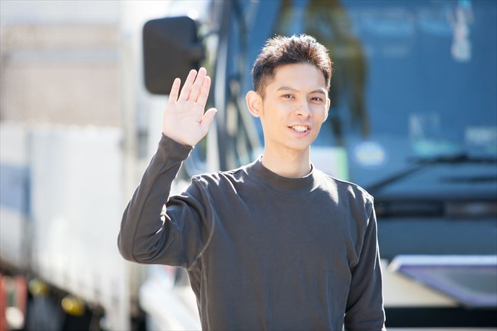 《昭島市》週払いOK・2ｔロング車でのタイヤの店舗配送ドライバー！（Web面接OK・高時給）