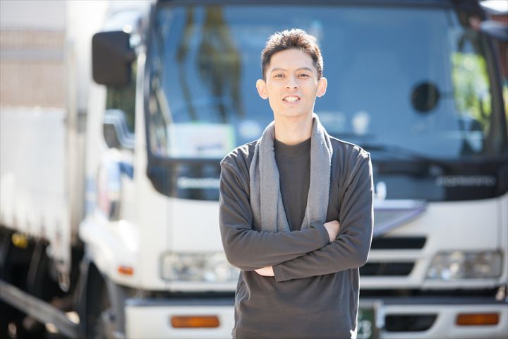 《四日市市》週払いOK・2ｔ車でのタイヤの店舗配送ドライバー！（Web面接OK・高時給）