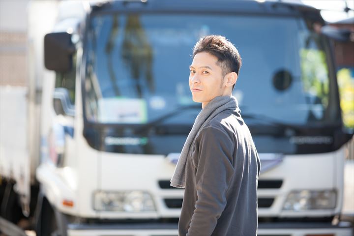 《豊田市》週払いOK・4ｔ車でのタイヤの工場間配送ドライバー！（Web面接OK・土日休み）