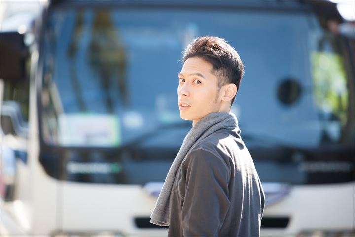 《足立区》週払いOK・3ｔ車での段ボールなどの回収ドライバー！（Web面接OK・高時給）