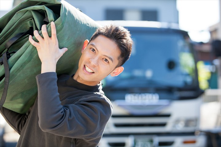 《足立区》週払いOK・4ｔ車での不用品の運搬ドライバー！（高収入・12月末迄の短期）