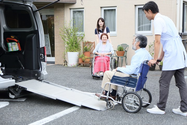 《荒川区》週払いOK・普通車での人工透析患者の送迎ドライバー！（Web面接OK・高時給）