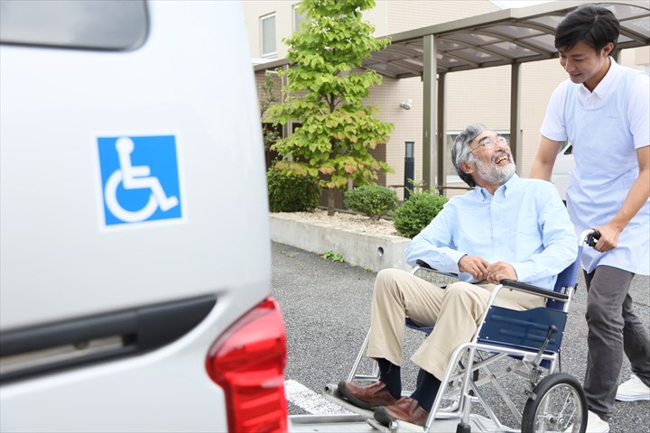 《杉並区》週払いOK・普通車でのデイケア利用者の送迎ドライバー！（Web面接OK・曜日固定休み）