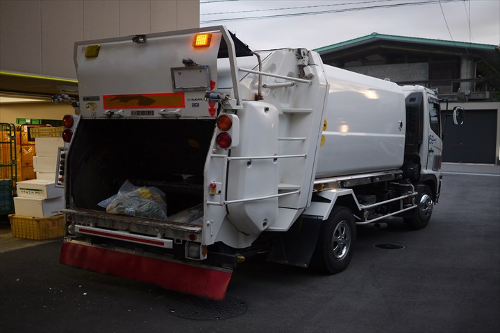 《足立区》週払いOK・3ｔパッカー車での飲食店などから可燃ごみの回収ドライバー！（Web面接OK・高時給）