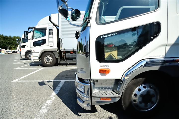 《中津市》週払いOK・4ｔ車での企業向け一般貨物の集配ドライバー！（土日祝休み・日勤）