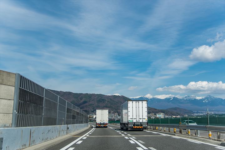 《久世郡久御山町》週払いOK・大型車での工場からの飼料の原料の集荷ドライバー！（Web面接OK・シニアOK）