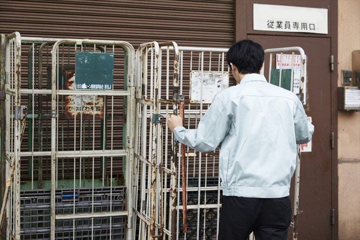 《世田谷区》週払いOK・4ｔ車でのコンビニへの常温品配送ドライバー！（ルート配送・高収入・カゴ使用）