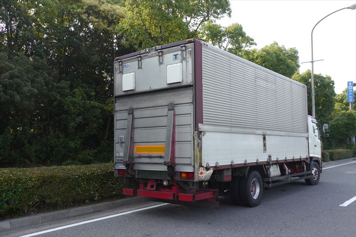 《三郷市》週払いOK・3ｔ車でのコンビニへのドライ商品のルート配送ドライバー！（Web面接OK・高収入）