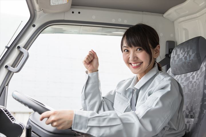 《京都市伏見区》週払いOK・4ｔ車での外食チェーン店などへの食材の配送ドライバー！（Web面接OK・土日休み）