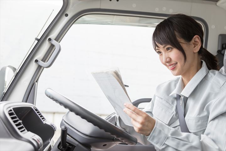 《戸田市》週払いOK・3ｔ車でのコンビニへの低温食品の配送ドライバー！（Web面接OK・短時間13:00～18:00）