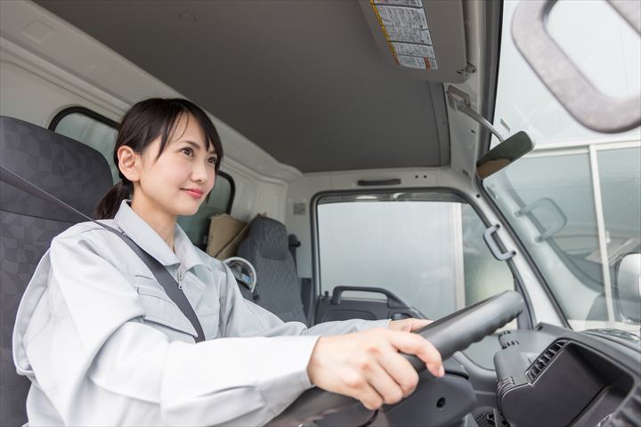 《横浜市港北区》週払いOK・2ｔ車でのセンターや個人店への商品の集配ドライバー！（Web面接OK・週休2日）