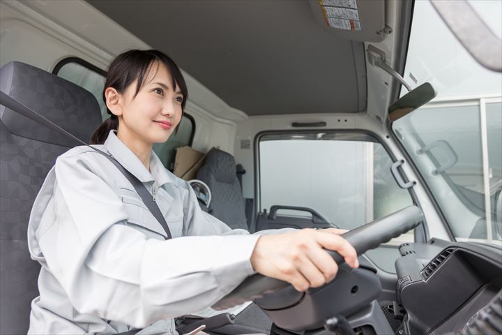 《摂津市》週払いOK・4ｔ車での冷凍や冷蔵食品のセンター間配送ドライバー！（Web面接OK・週休2日）