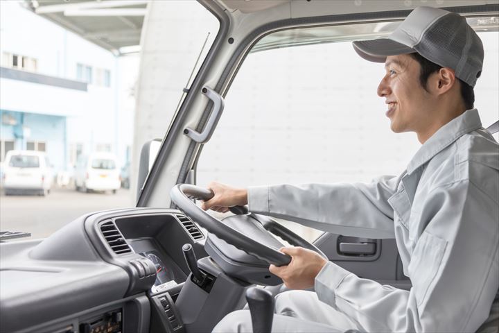 《足立区》週払いOK・3ｔ～4ｔ車での段ボールなどの回収ドライバー！（高時給・週休2日）