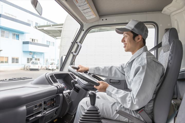 《行田市》週払いOK・3ｔ車での三温帯食品の店舗配送ドライバー！（Web面接OK・高収入）