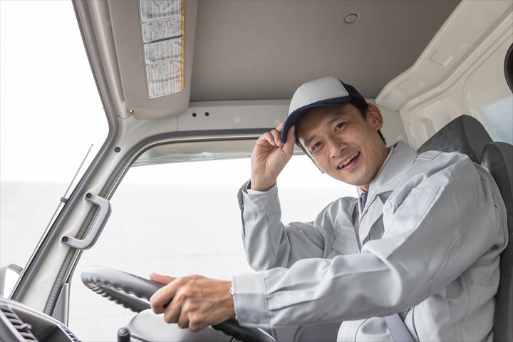 《大阪市東淀川区》週払いOK・2ｔ車での新聞の店舗配送ドライバー！（Web面接OK・短時間22:00～2:30）