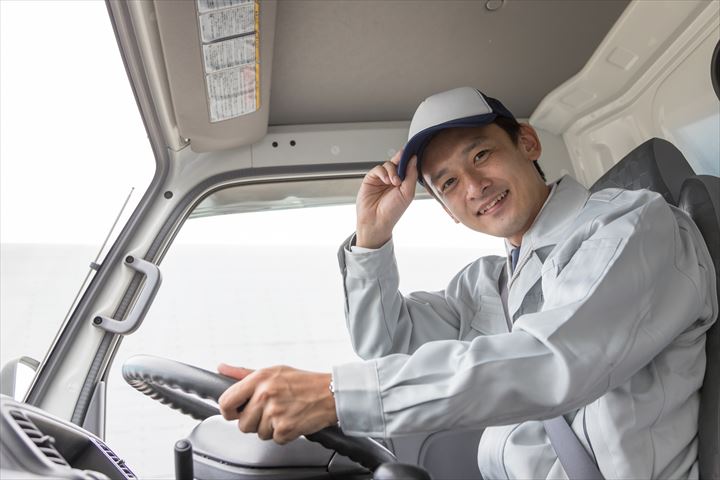 《横浜市鶴見区》週払いOK・3ｔ車でのコンビニへのチルド食品の配送ドライバー！（Web面接OK・高収入）