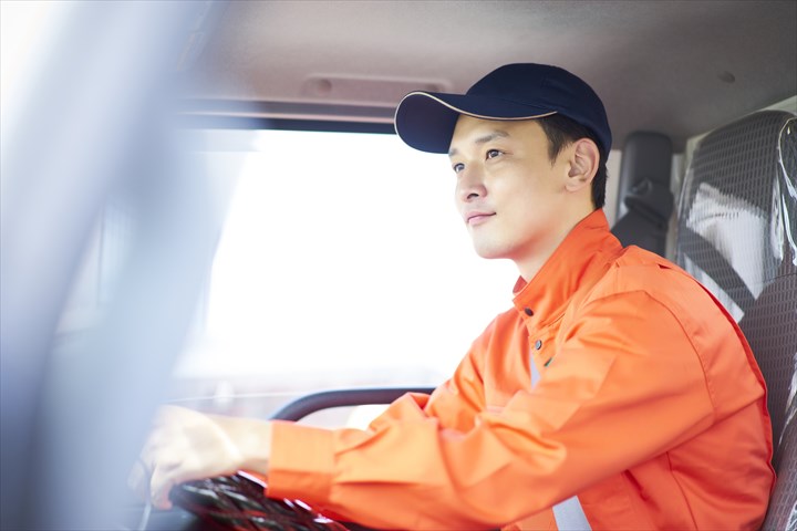 《桑名市》人材紹介・大型車での食品のセンター間配送ドライバー！（安定収入・週休2日）