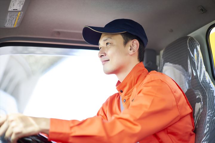 《大阪市住之江区》週払いOK・4ｔ～大型車での大手飲料メーカーの物流センターへの飲料の配送ドライバー！（Web面接OK・週休2日）