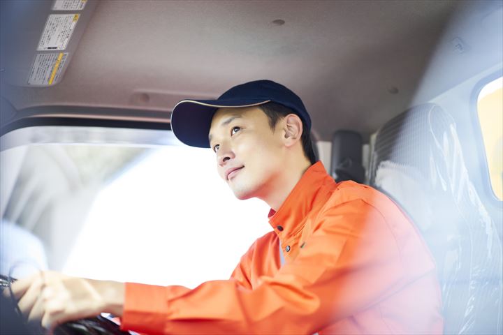 《久世郡久御山町》週払いOK・大型車での工場からの飼料の原料の集荷ドライバー！（Web面接OK・シニアOK）