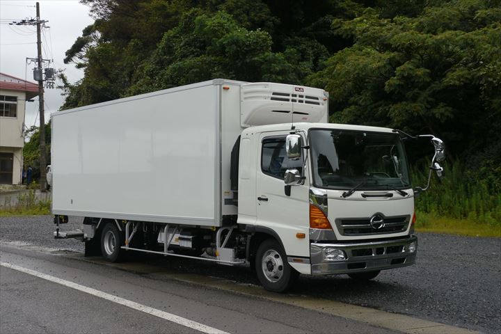 《八王子市》週払いOK・4ｔ車での冷蔵品のセンター間配送ドライバー！（Web面接OK・高時給）