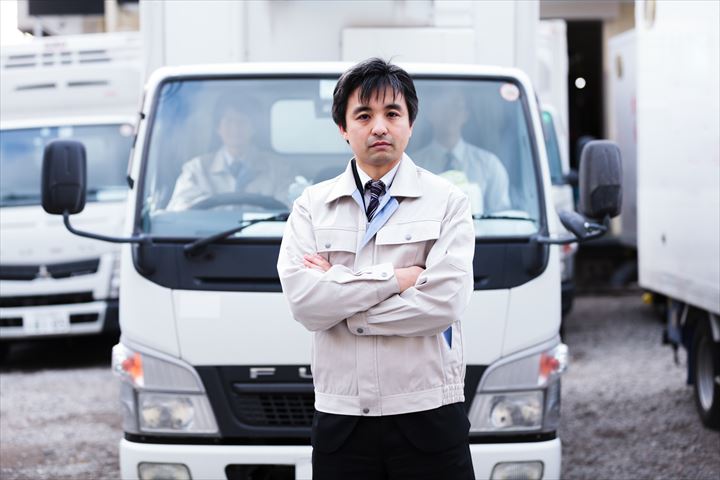 《江東区》週払いOK・4ｔ車でのデパートやセンターへの菓子や食品の配送ドライバー（Web面接OK・シニア活躍中）