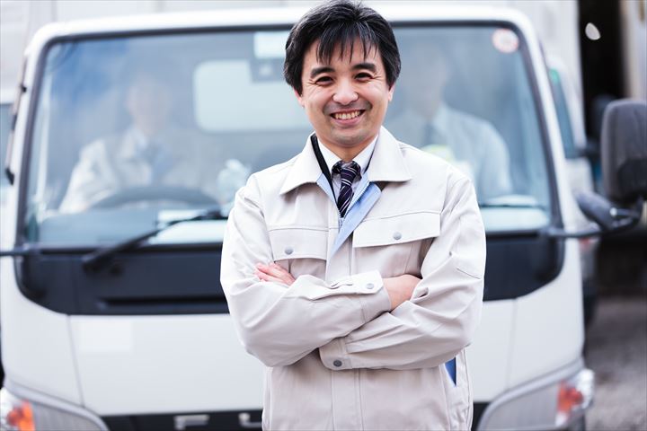 《港区》週払いOK・2ｔ車での食品の店舗配送ドライバー！（Web面接OK・高時給）