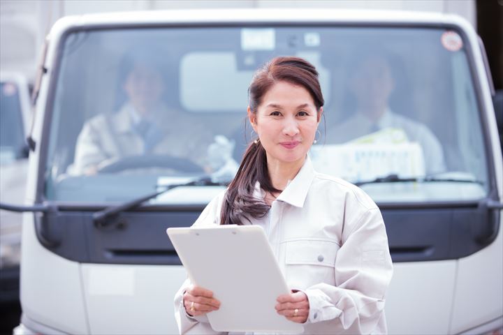 《横浜市金沢区》週払いOK・4ｔ車でのお酒の店舗配送ドライバー！（Web面接OK・高収入）