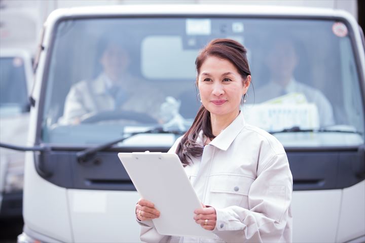 《戸田市》週払いOK・4ｔ車でのセンターや工場への食品配送ドライバー！（週休2日・高収入）