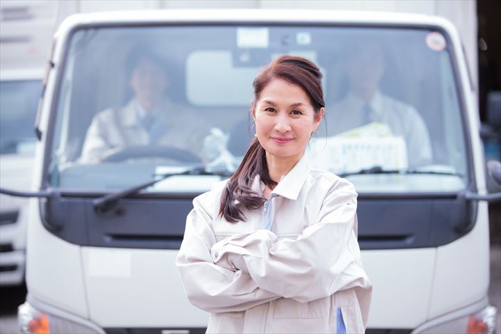 《伊丹市》週払いOK・4ｔ車でのスーパーへの冷凍、冷蔵食品の配送ドライバー！（Web面接OK・高収入）