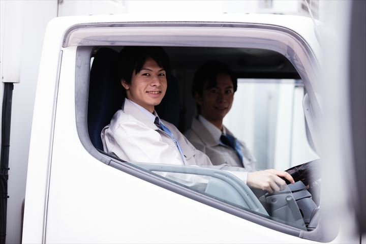 《静岡市葵区》週払いOK・1.5ｔ車でのホテルやレストランなどへの三温帯食材の配送ドライバー！（Web面接OK・土日休み）