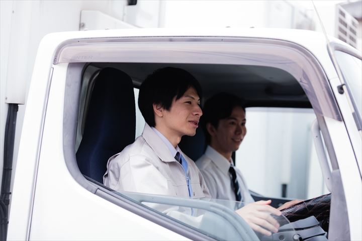 《板橋区》週払いOK・2ｔロング車でのホテルへのリネン品配送ドライバー！（Web面接OK・週休2日）