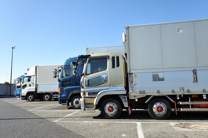 《三木市》週払いOK・大型車での食品や建築建材などの中間拠点の輸送ドライバー！（Web面接OK・安定収入）