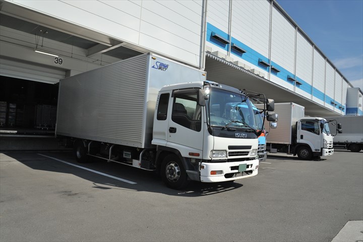 《厚木市》週払いOK・3.5ｔ車でのコンビニへのドライ商品の配送ドライバー！（Web面接OK・ルート固定）