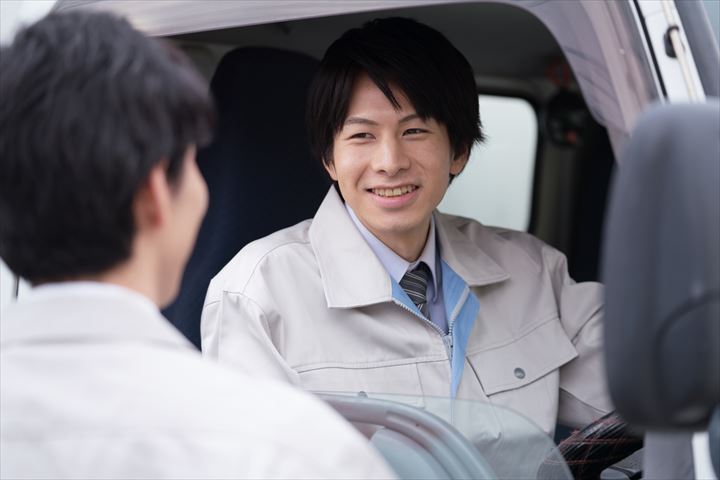 《尼崎市》週払いOK・4ｔ車での飲食店への3温帯商品の配送ドライバー！（Web面接OK・高収入）