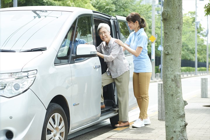 《浦安市》週払いOK・普通車でのデイサービス利用者の送迎ドライバー！（Web面接OK・高時給）