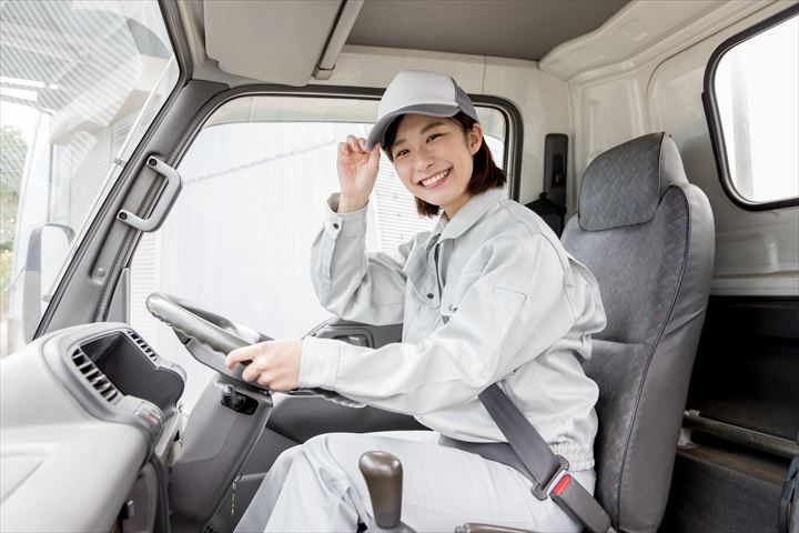 《名古屋市南区》週払いOK・4ｔウイング車での企業向け一般貨物の集配ドライバー！（高時給・土日祝休み）