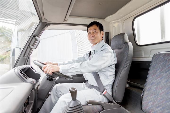 《三木市》週払いOK・大型車での食品や建築建材などの中間拠点の輸送ドライバー！（Web面接OK・土日祝休み）
