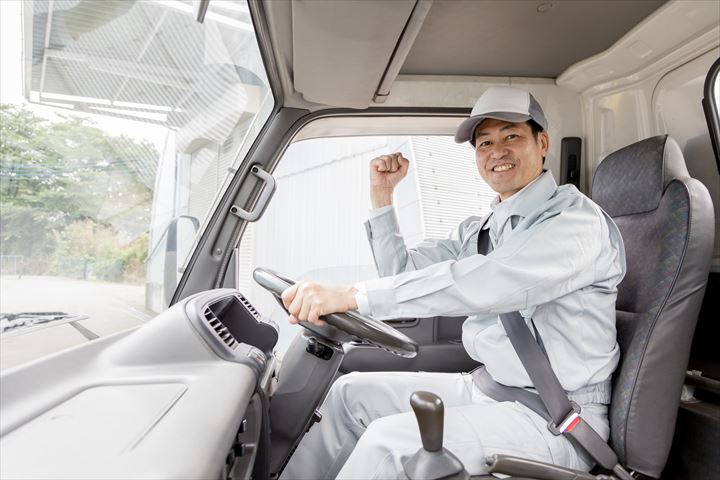 《足利市》週払いOK・4ｔ車での工場間の自動車部品等の集配ドライバー！（Web面接OK・高時給）