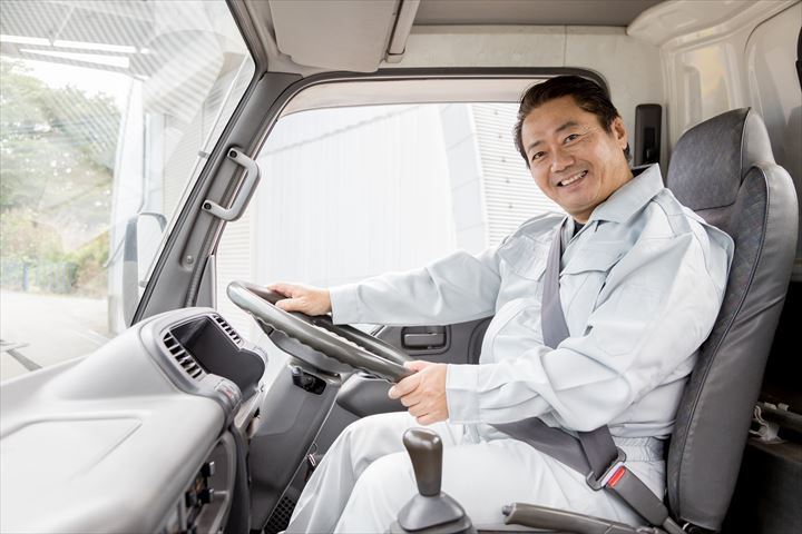 《板橋区》週払いOK・4ｔワイド車での日配品のドラッグストアへの配送ドライバー！（Web面接OK・高収入）