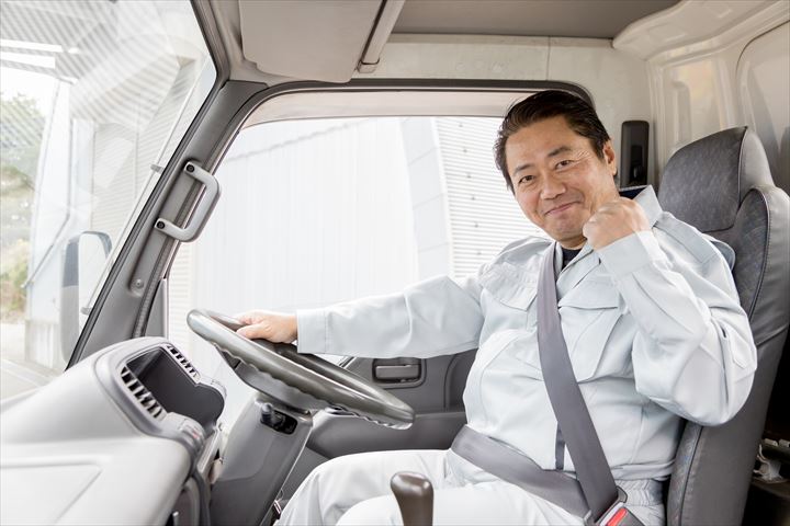 《大阪市住之江区》週払いOK・4ｔ～大型車での大手飲料メーカーの物流センターへの飲料の配送ドライバー！（Web面接OK・週休2日）