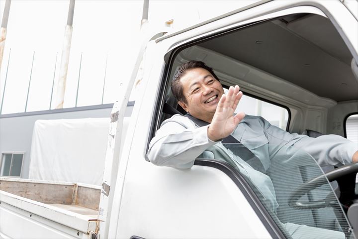 《紀の川市》週払いOK・1.5ｔ～2ｔ車でのタイヤの店舗配送ドライバー！（Web面接OK・週休2日）