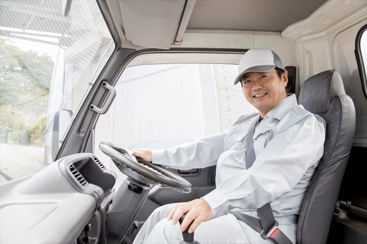 《四日市市》週払いOK・2ｔ車でのアイスクリームの店舗配送ドライバー！（Web面接OK・週3～相談可能）